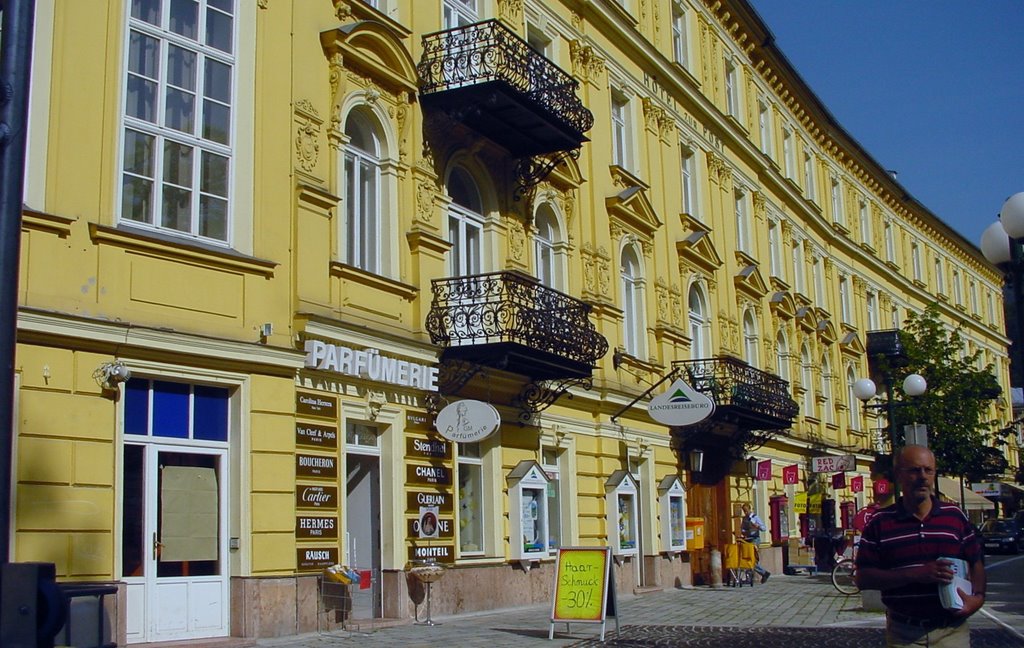 Klassische Hausfassade in Bad Ischl by Wolfgang Bantz