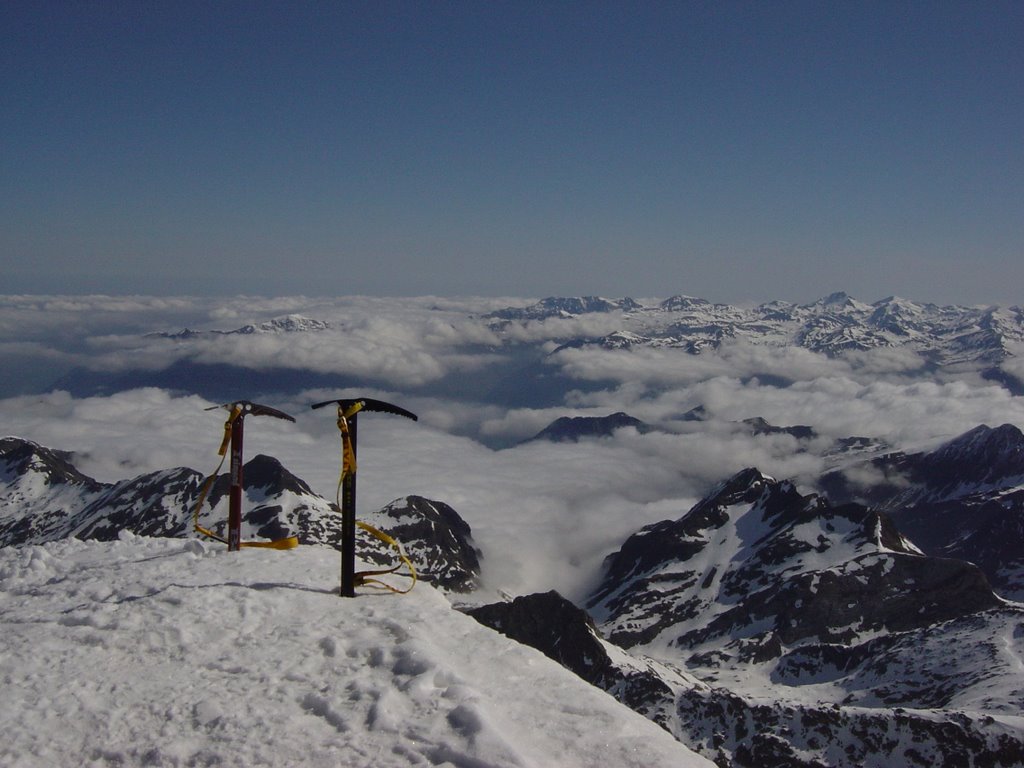 Northeast view from Aneto summit by Toni Guasch