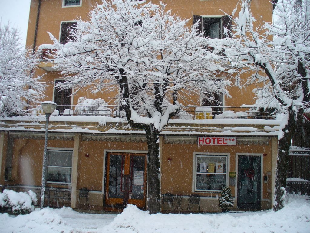 CALOLZIOCORTE: Neve in Piazza Vittorio Veneto by Giancarlo Pozzi