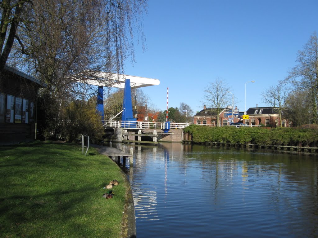 Damsterdiep en zicht op de Westerdraaibrug by Netty van der Deen - Flikkema