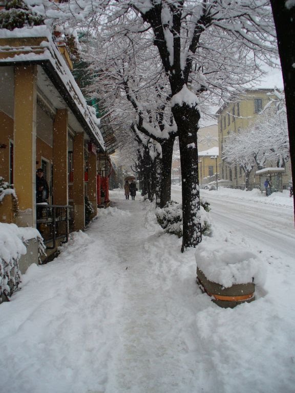 CALOLZIOCORTE: Piazza Vittorio Veneto innevata by Giancarlo Pozzi