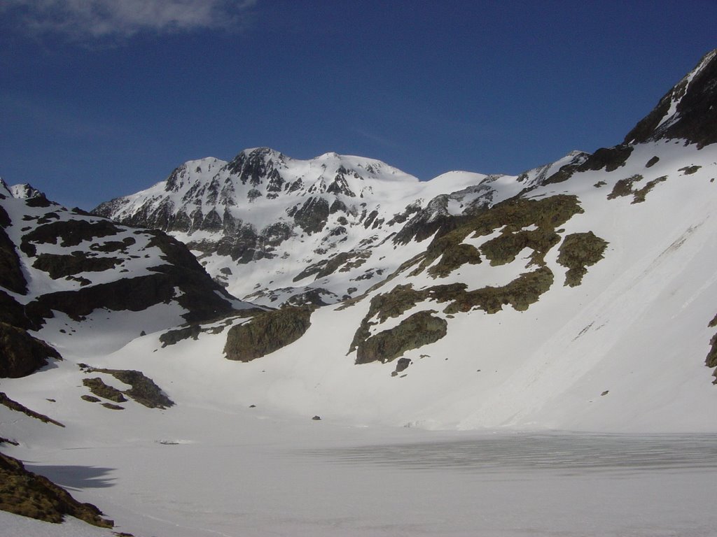 Estany del Sotllo and Pica d'Estats by Toni Guasch