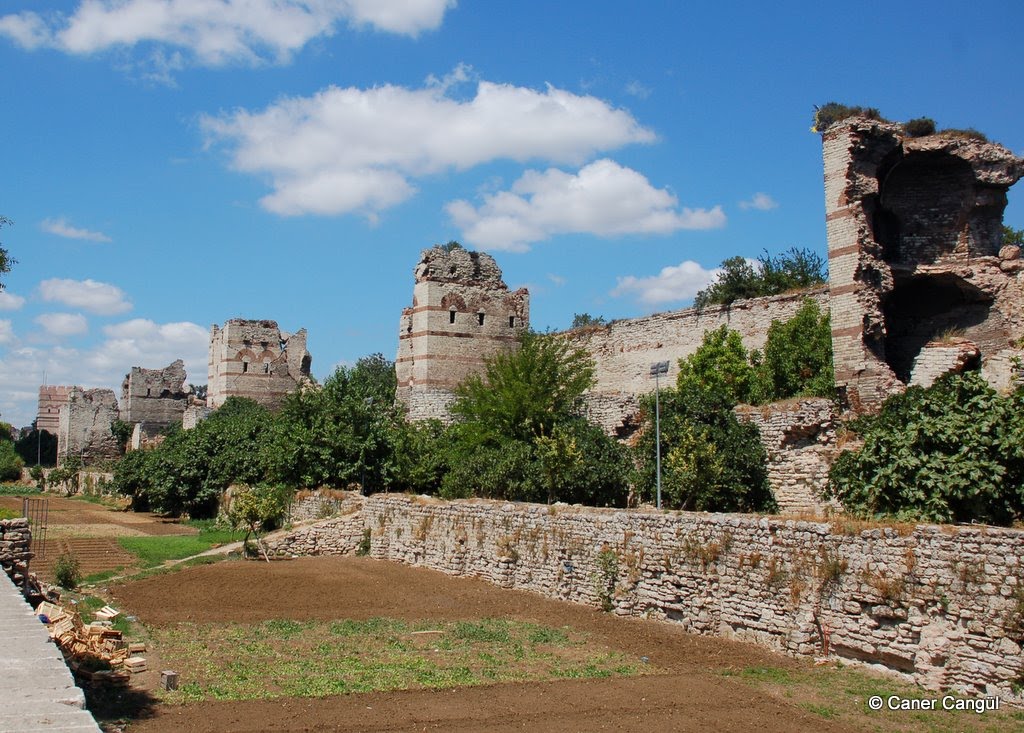 Belgratkapı ve Yedikule Arası Surlar by Caner Cangül