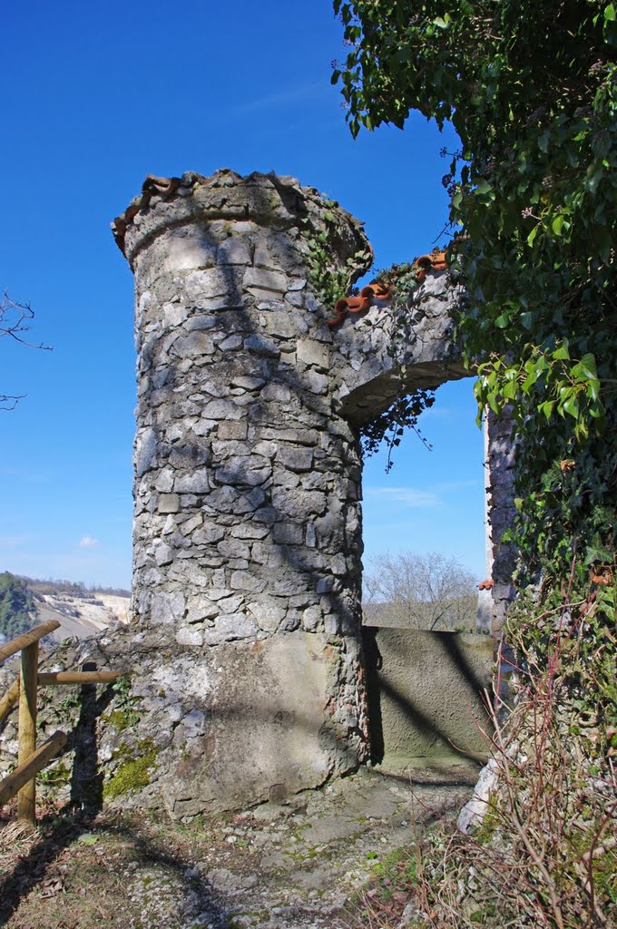 Burg Klingenstein - Reste nahe des Donjons der Mittelburg by Michael Vogt