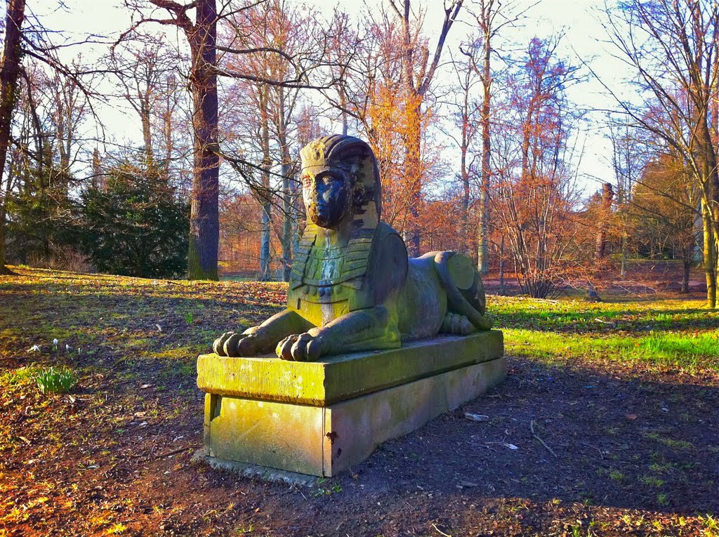 Sphinx auf der Insel im Gothaer Schlosspark by Nickigraus