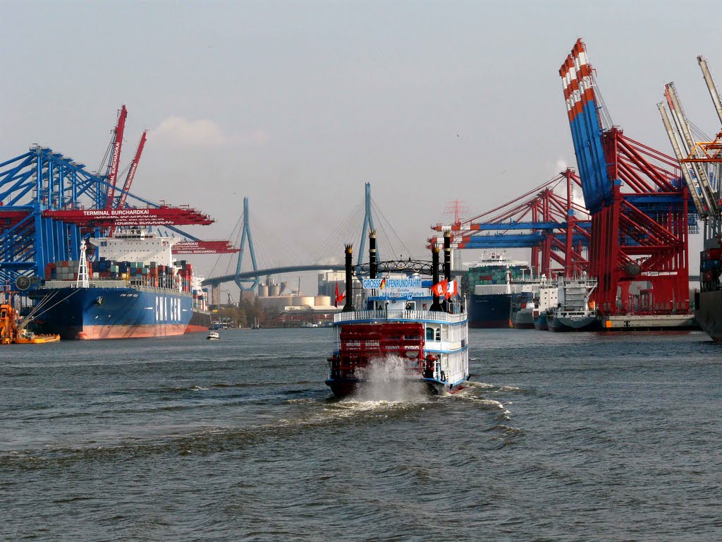 Raddampfer Lousiana-Star vor Hafen-Skyline by Gisbert Vokrap