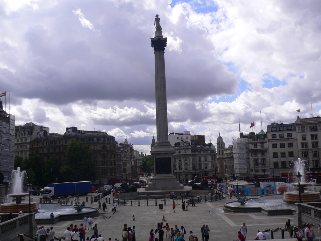 London, Trafalgar Square Fountain by M@xx V