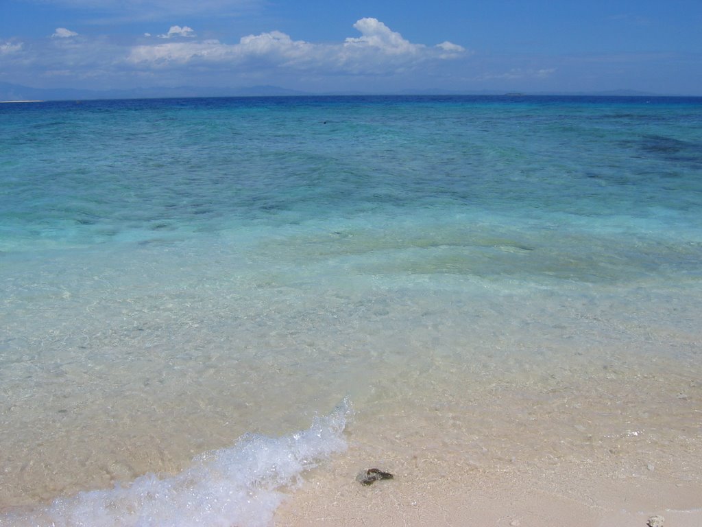 The Pacific waters on Beachcomber's shore by Martin Zustak