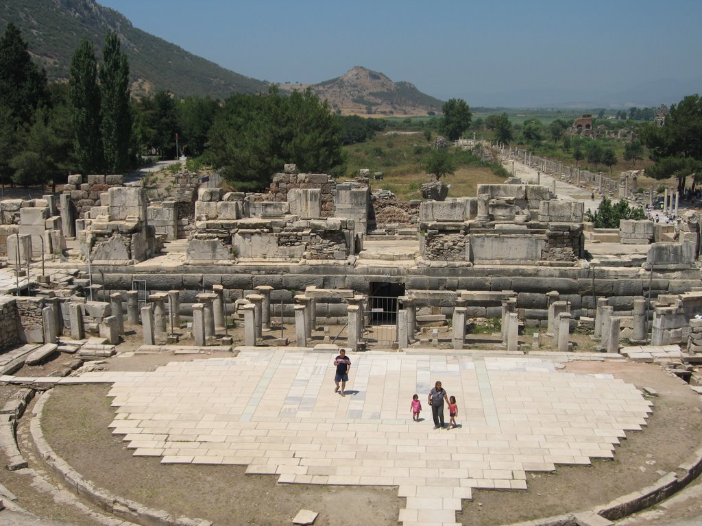 Efes Antik Tiyatro by Bünyamin Kıvrak