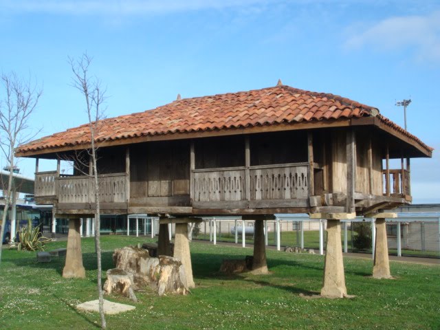 Hórreo, en la entrada del aeropuerto de Asturias by Jagarmunoz