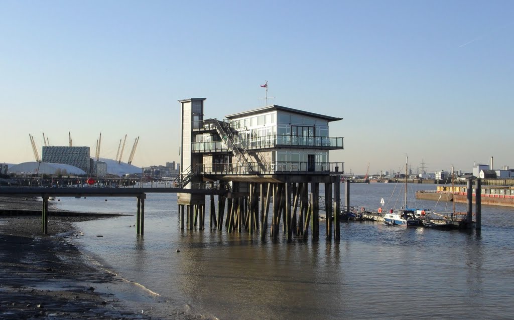 Greenwich Yacth Club Cafe by gordo1958