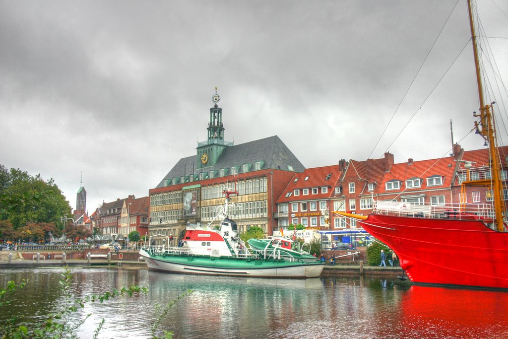 Seenotrettungskreuzer und Rathaus by pillboxs