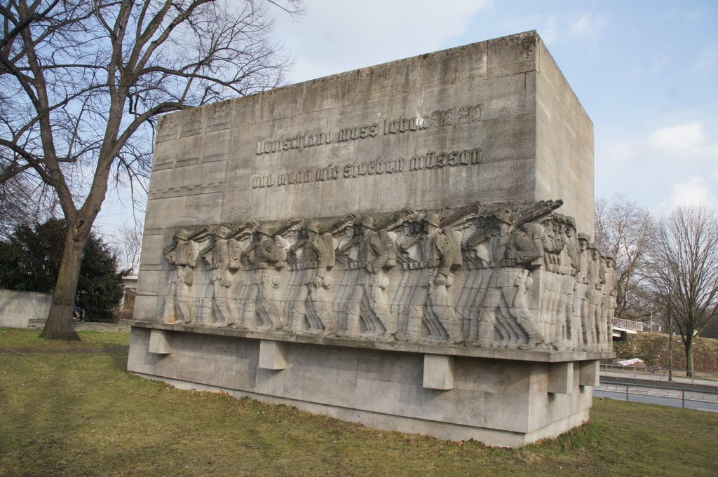 Das Kriegerdenkmal am Dammtordamm by C. M.