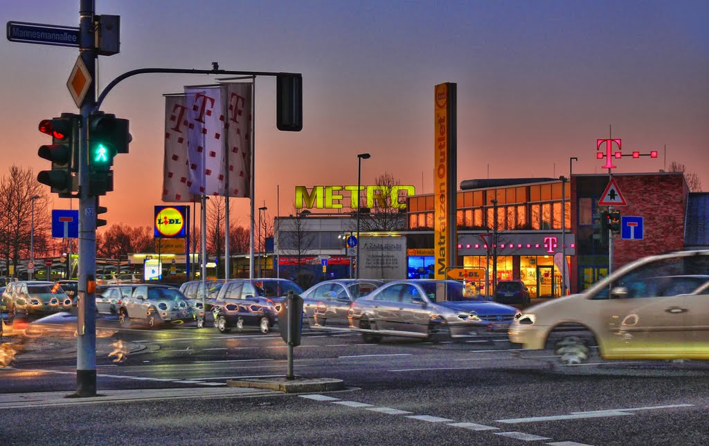 Mülheim-Dümpten / Rush Hour / Einkaufszentrum an der Mannesmannallee by Cityfotograph