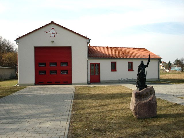 Petershagen - Feuerwehrhaus mit St-Florians-Statue by rotofo