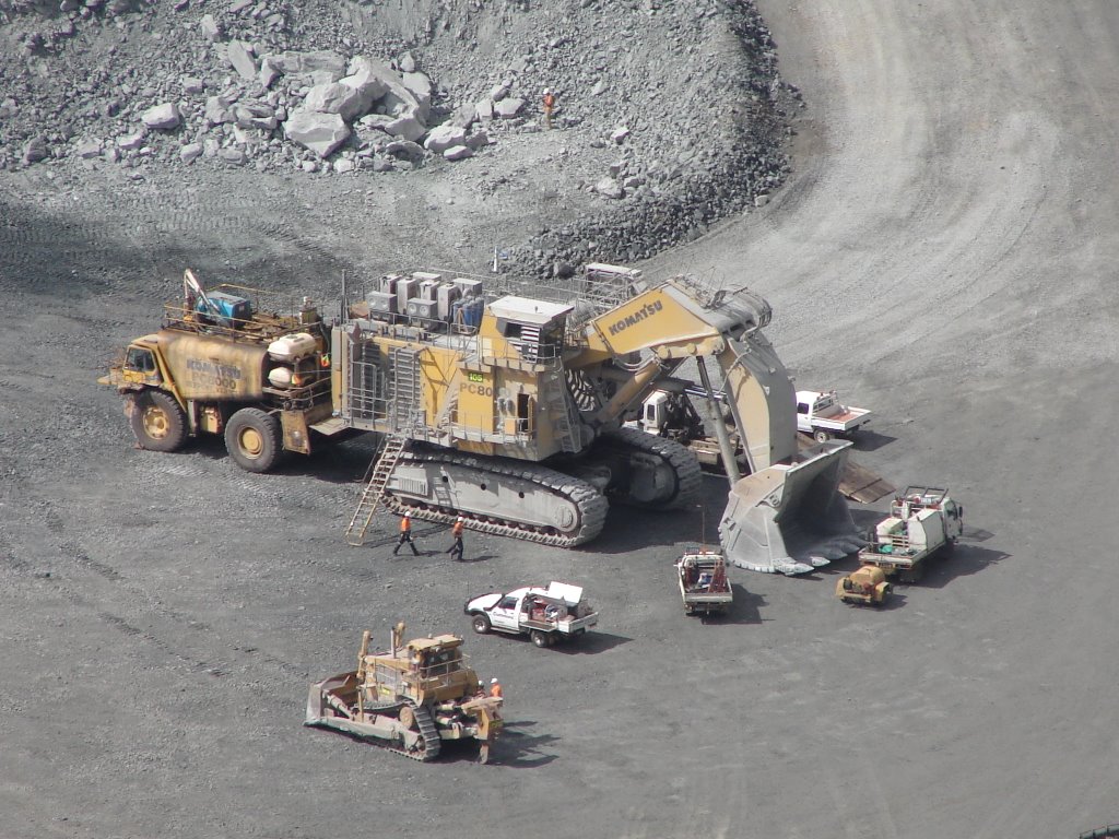 Fimiston - Super Pit 2007 - Shovel by Derek Graham