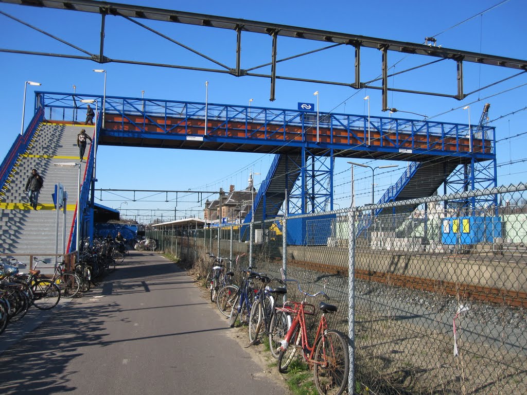 Delft, 19 march 2011, De loopbrug over de sporen van Station Delft by Aad (A.F.) Huf