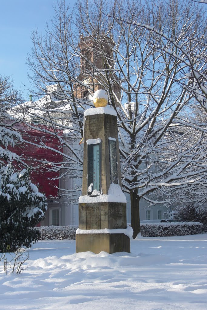 Sonnenuhr mit Ludwigskirche im Neuschnee 18-Dec-10 by Rune Becker