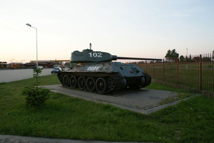 T34 RUDY 102 PRZY STACJI PALIW W WITRAMOWIE by Łukasz Świetlik