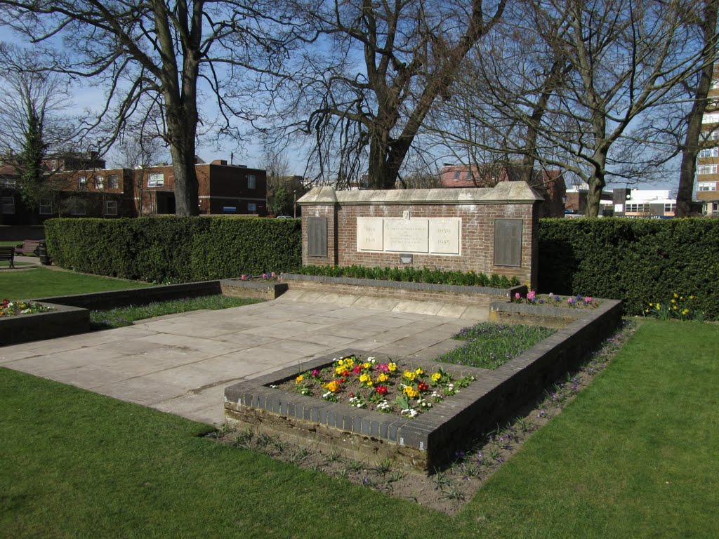 Dunstable War Memorial by Arnand