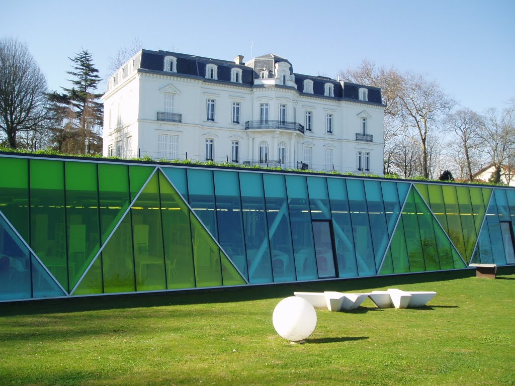 Fachada acristilada de la Casa de Cultura, ubicada bajo los jardines del Palacio de Aiete by xabier3007