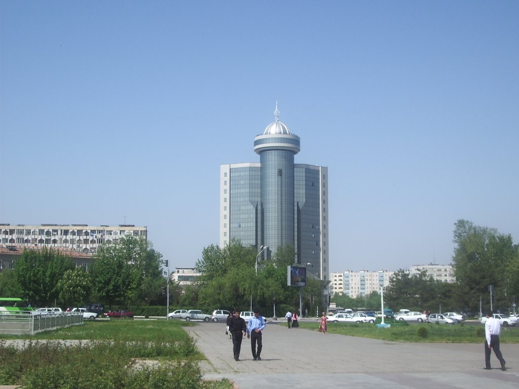 Tashkent: Uzbekistan Association of Banks building seen from People's Friendship Square (Ploshad Druzhba Narod) by © SisAnnick