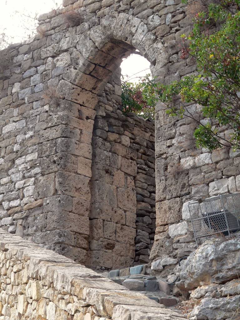 France, le portail d'entrée féodal du village de Minerve by Roger-11