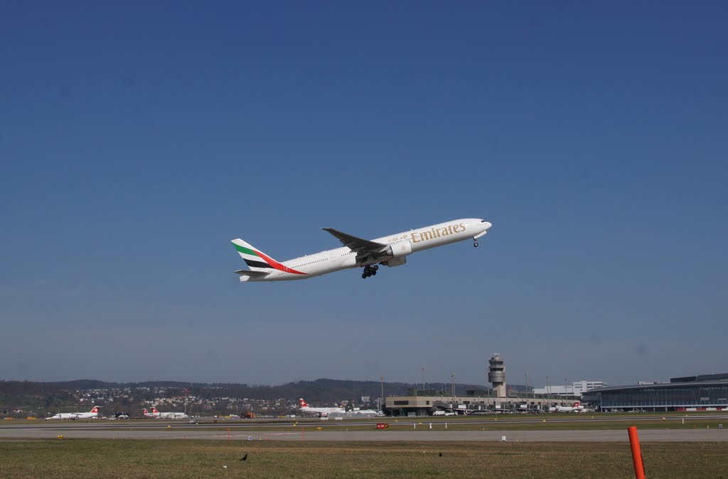 Boeing 777-300er der Emirates Take-off, bei schönem Frühlingswetter (25.3.2011) by tramobar