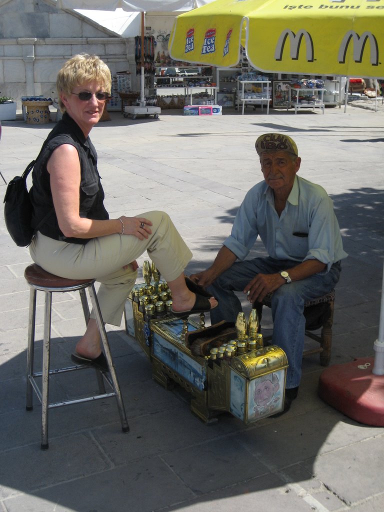 Schuhputzer in Bodrum by Peter Janssen