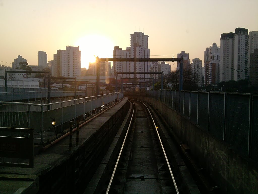 Por do Sol na estação Santos-Imigrantes visto da cabine do trêm by Bruno César