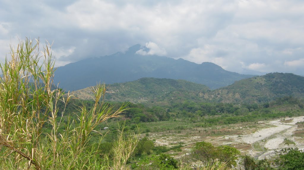 Las nubes rodean Cerro Ovando by waldwind