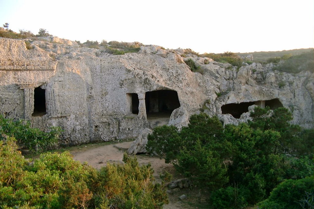 Steinzeithöhlen bei Cala Morell by savageflieger