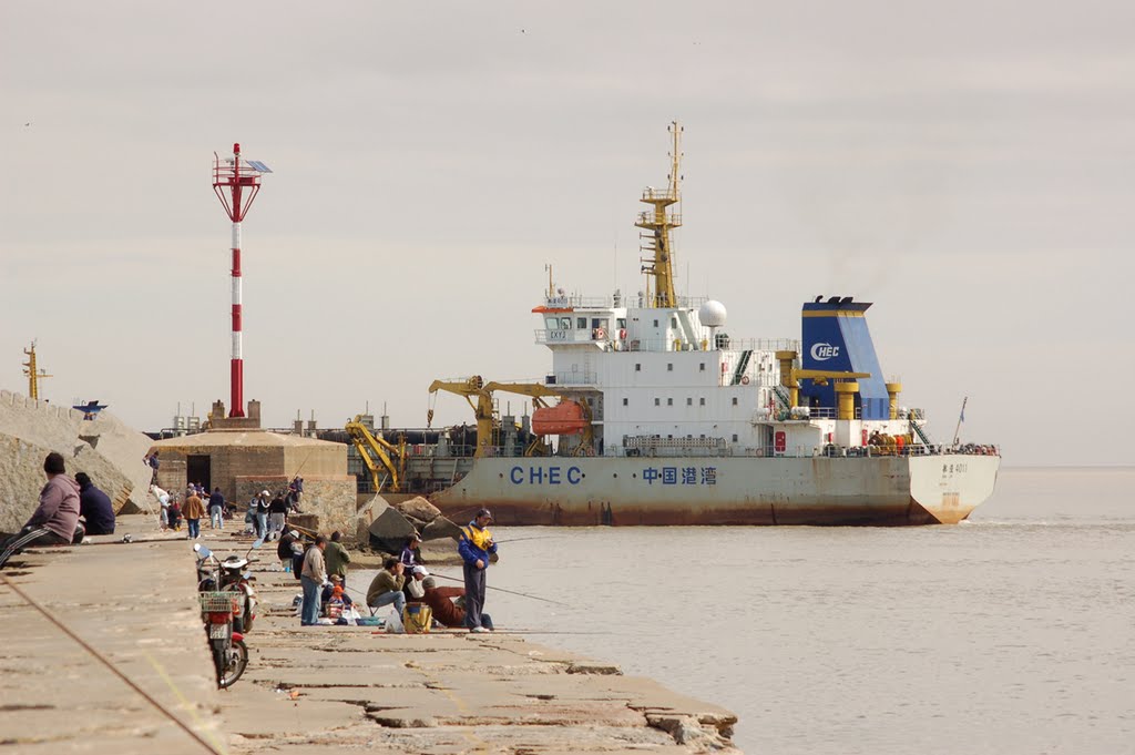 Leaving Montevideo... some people fishing by Gustavo Marquez