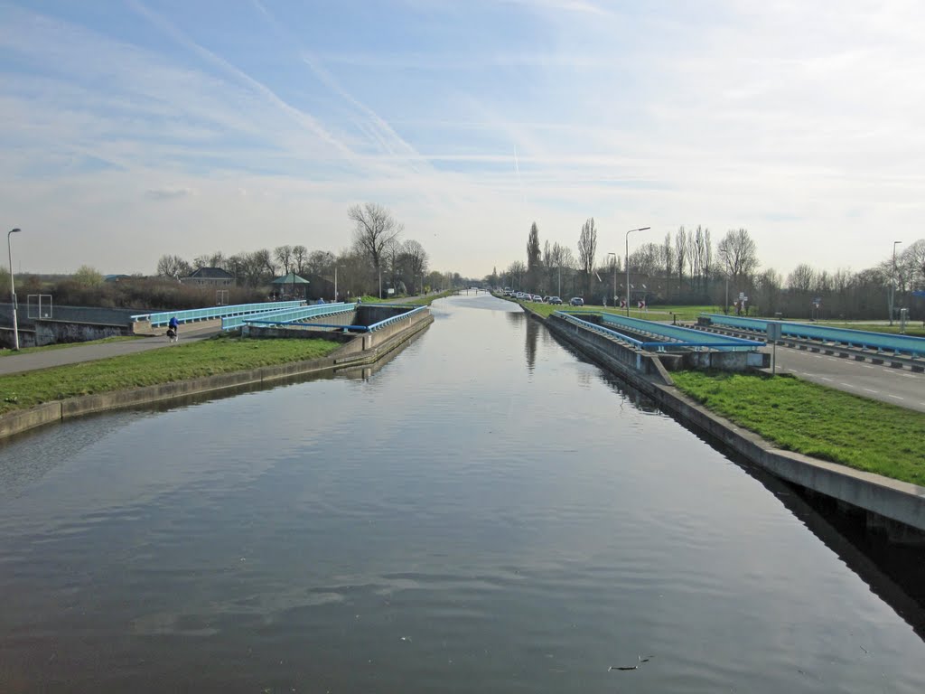 Delft, 24 march 2011, Aquaduct over de A4 bij Delft by Aad (A.F.) Huf