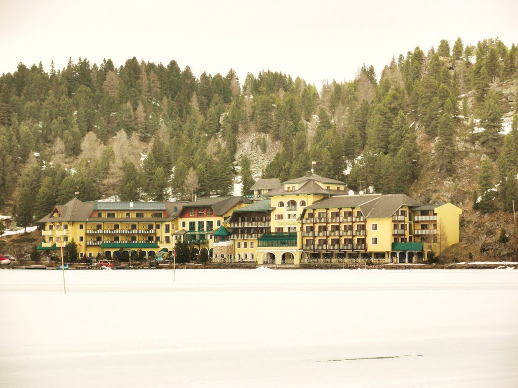 Blick über den zugefrorenen Turrachsee auf das Seehotel "Jägerwirt" by agkm