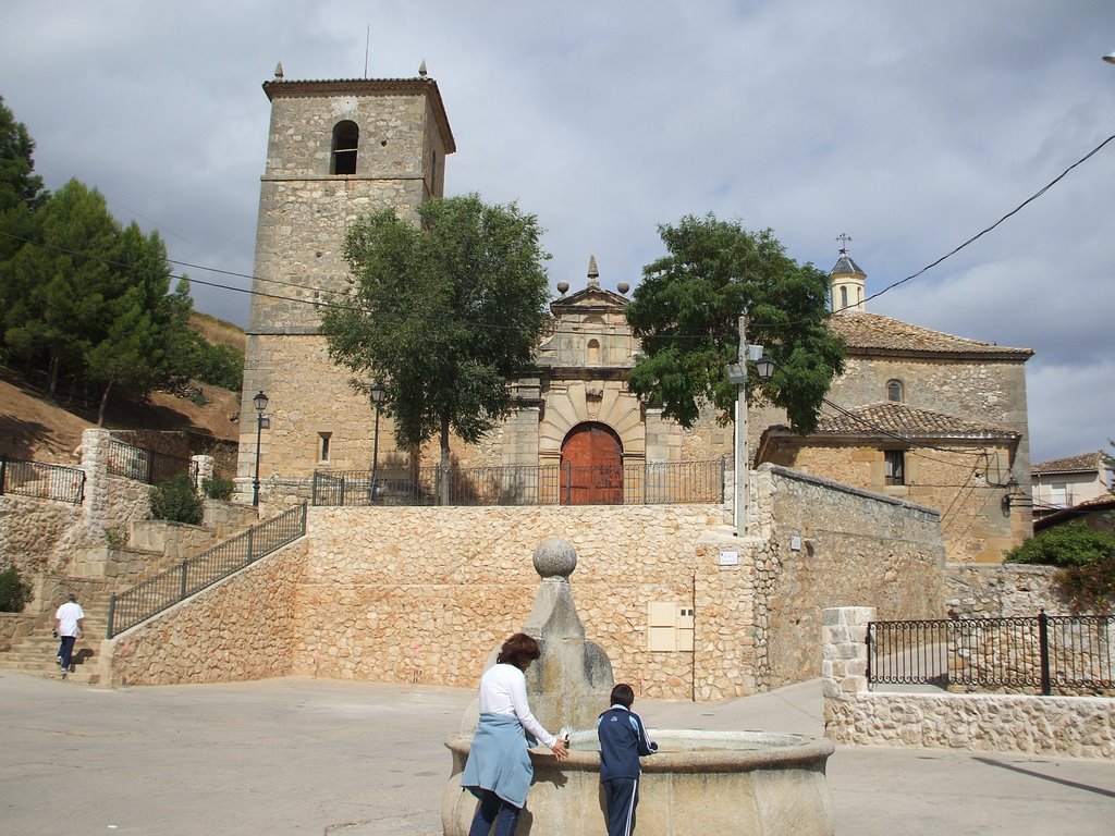 Fuente de la plaza e iglesia by el juanan