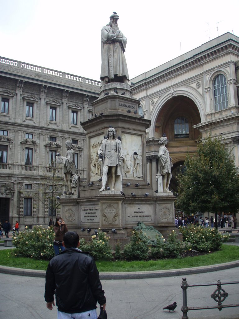 Leonardo da Vinci gegenüber der Mailänder Scala by Hans-Thomas Müller