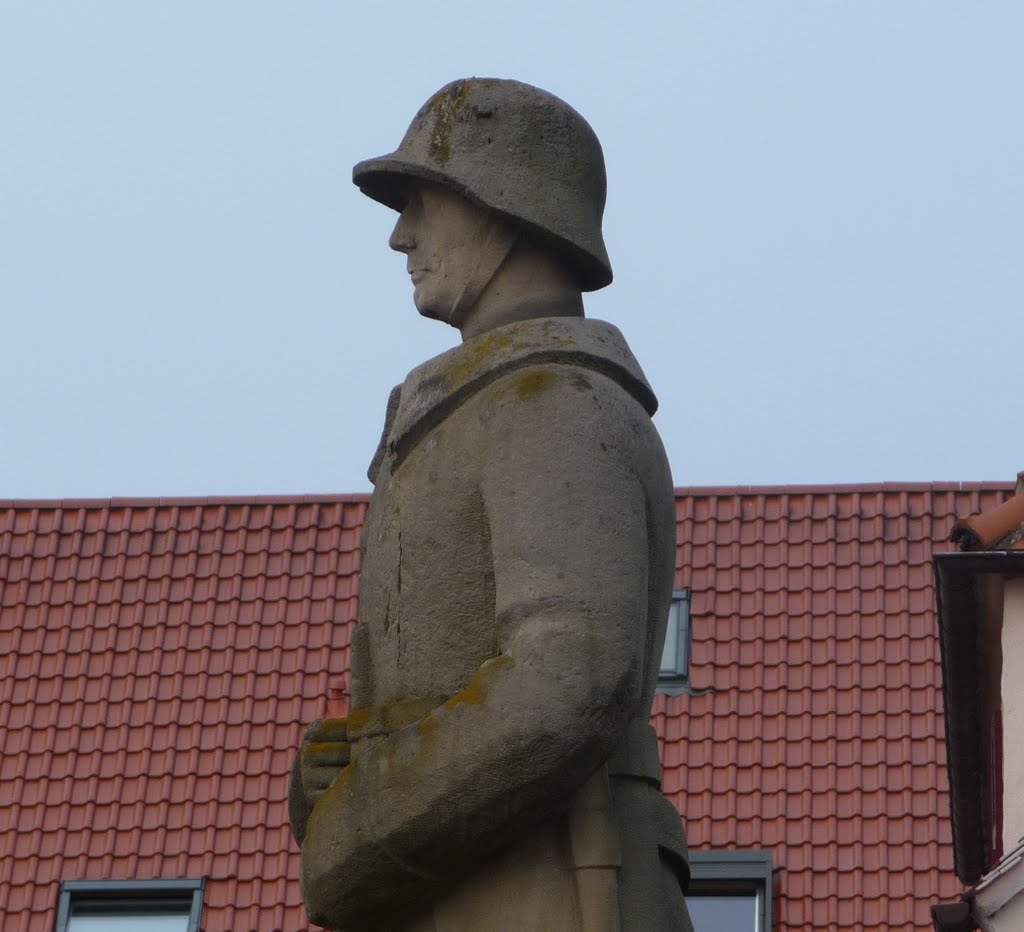 Der Soldat mit Stahlhelm und Gewehr steht auf einem gemauerten Sandsteinsockel. by Immanuel Giel