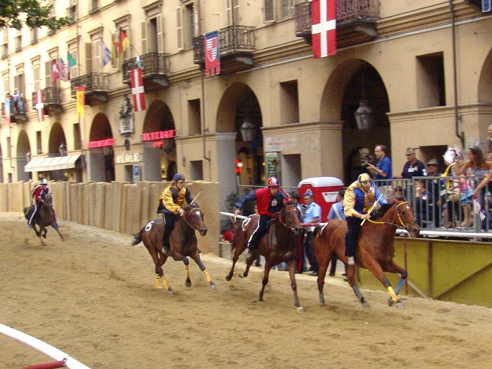 The race (13 of 17), Palio di Asti, Asti piazza Vittorio Alfieri, 16 settembre 2007 by Marco Ferrari