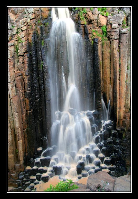 Cascada en los Prismas Basalticos II - Waterfall II at Basaltic Prisms by J.Ernesto Ortiz Razo