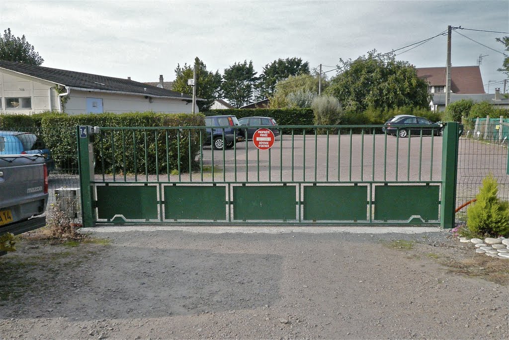 Entrance to holiday cottage car park by brianrwright