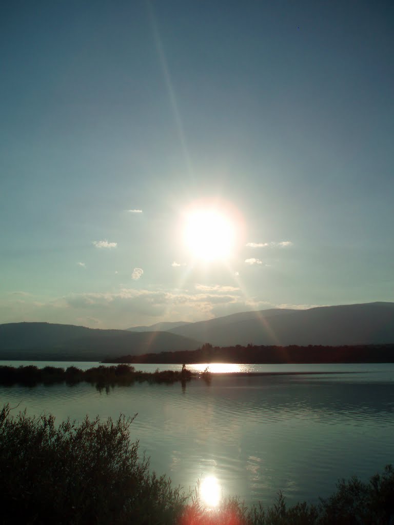 Se pone el sol en el embalse de Riosequillo (Buitrago del Lozoya) by Teresa Alvarez