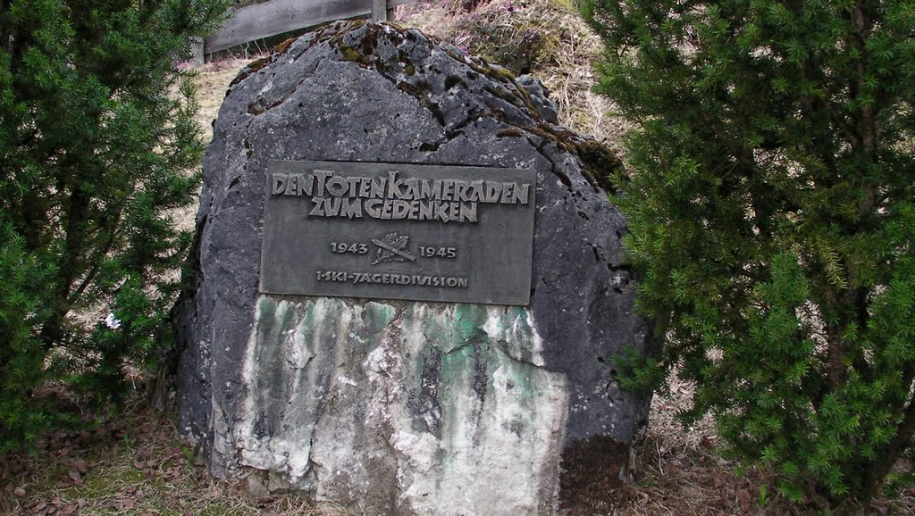 Gedenkstein der "1. Ski-Jägerdivision" bei der Kriegsgedächtniskapelle am Höhenrain "Den toten Kameraden zum Gedenken" by Migell24121961