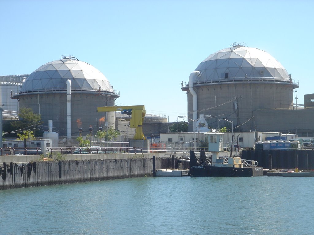 Greenpoint Water Treatment Plant from Newtown Creek Nature Walk facing south on Sept. 29, 2007 by aviator_rob