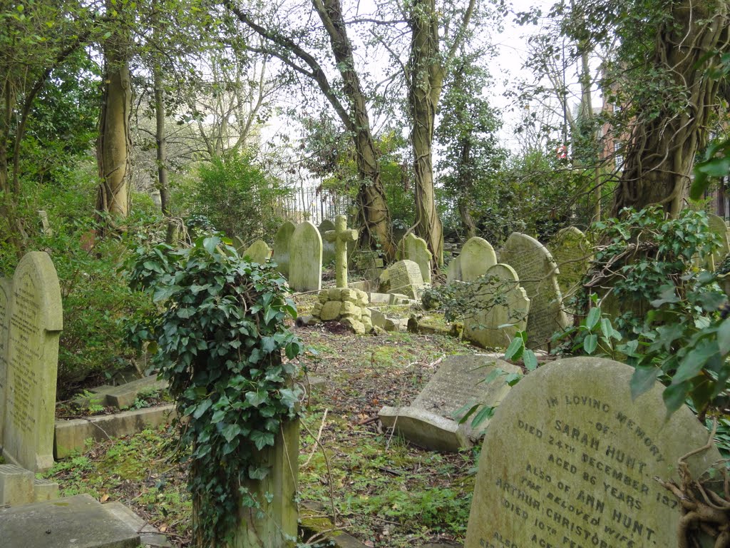 Highgate cemetery by Lars  Larsen