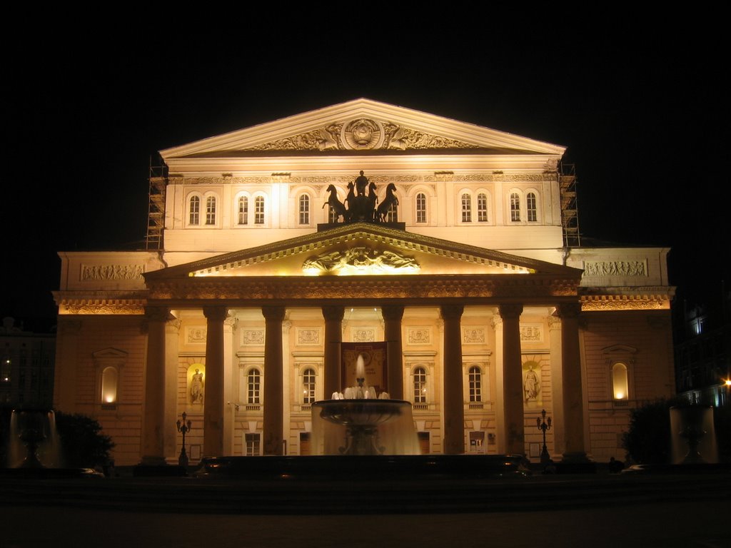 Das Bolschoi-Theater bei Nacht by J. Radtke