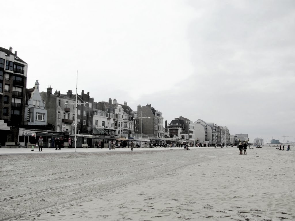 La digue (Malo-les-Bains) by Guy Ferdinande