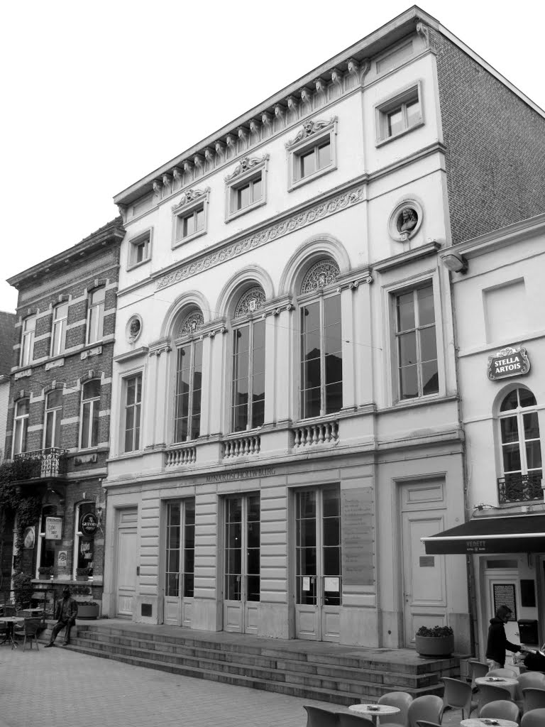 Le théâtre Minard avec, assis sur les marches, Romain De Coninck (Gand) by Guy Ferdinande