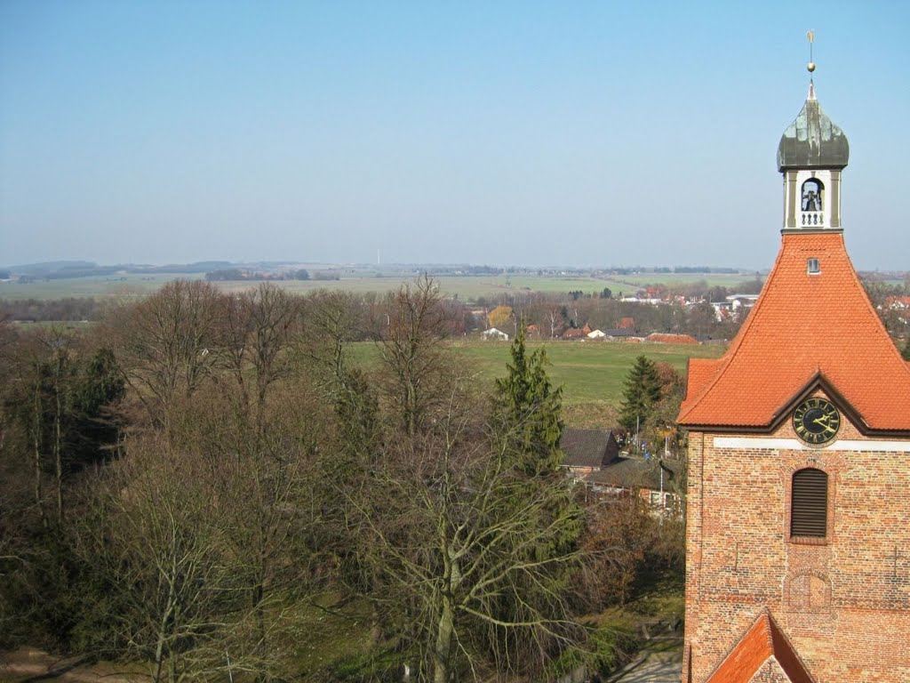 Kirchturm der Johanniskirche in Oldenburg in Holstein by jonfrie