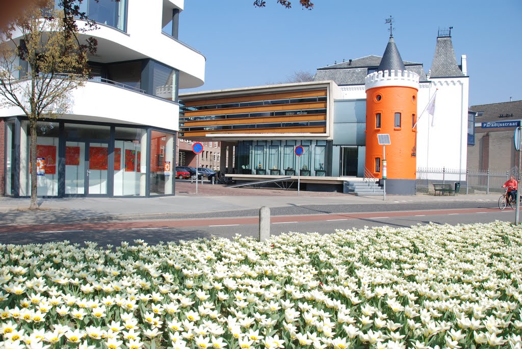 Welcome to her majesty the queen at 30 april 2011 in the center of Weert. Mertens building orange painted! by Henq